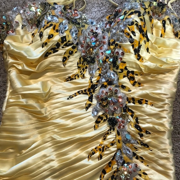 Strapless yellow gown - Picture 3 of 5